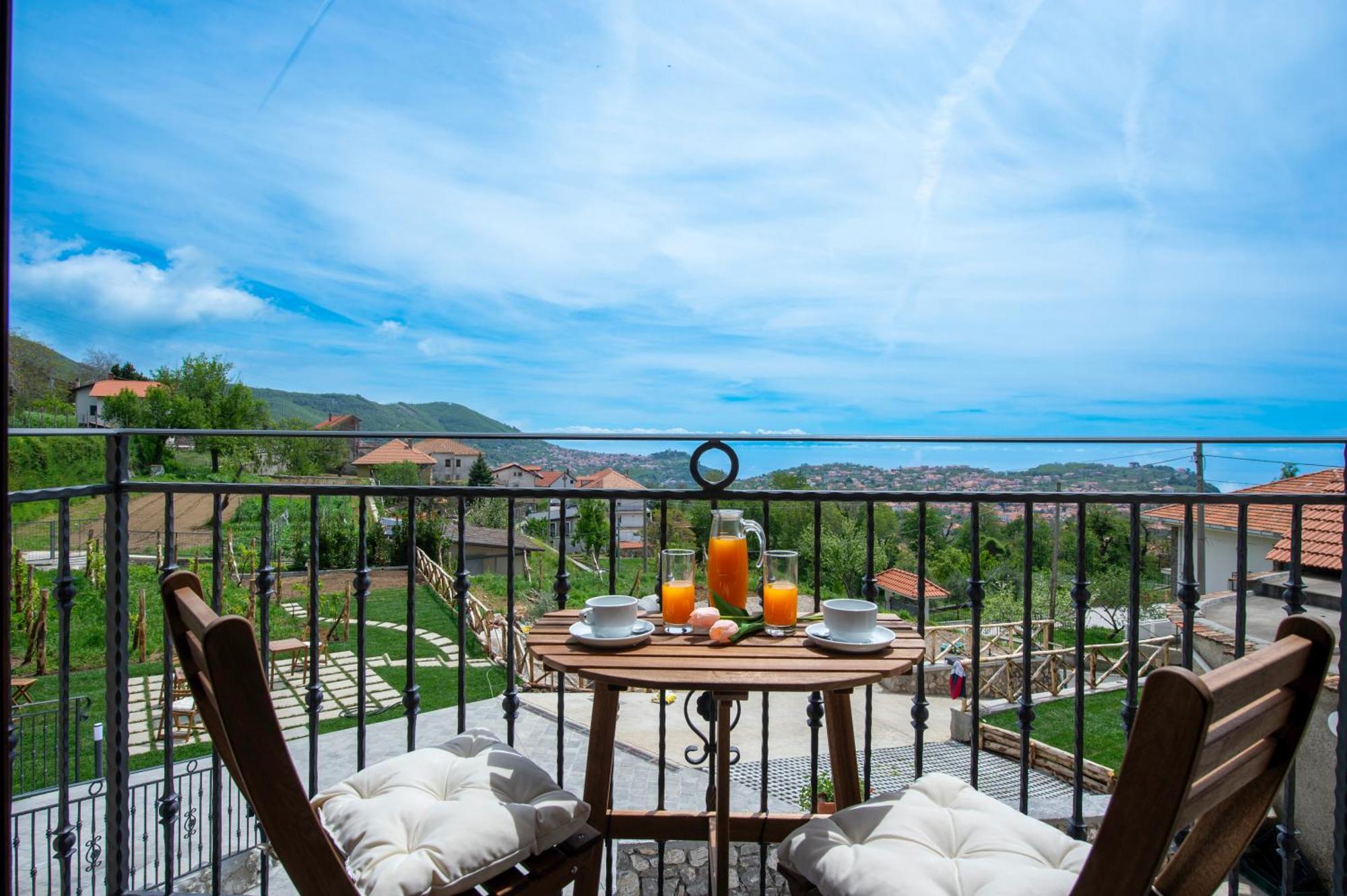 Bed and Breakfast Il Vigneto Di Nonno Pietro Аджерола Экстерьер фото