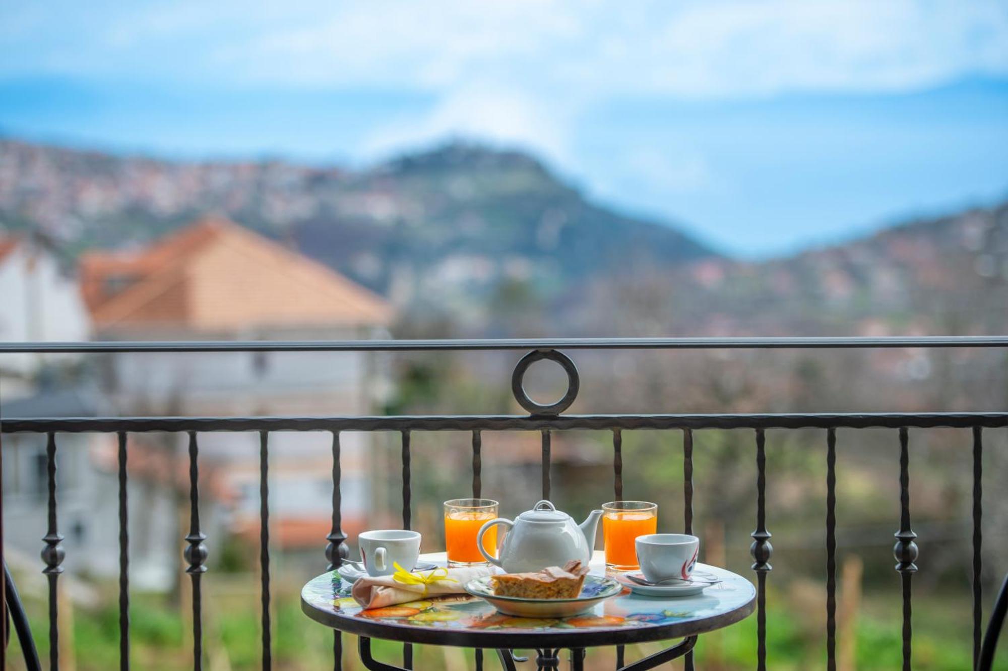 Bed and Breakfast Il Vigneto Di Nonno Pietro Аджерола Экстерьер фото
